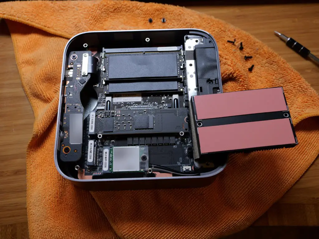 Removing the heatsink over the nvme m.2 slots