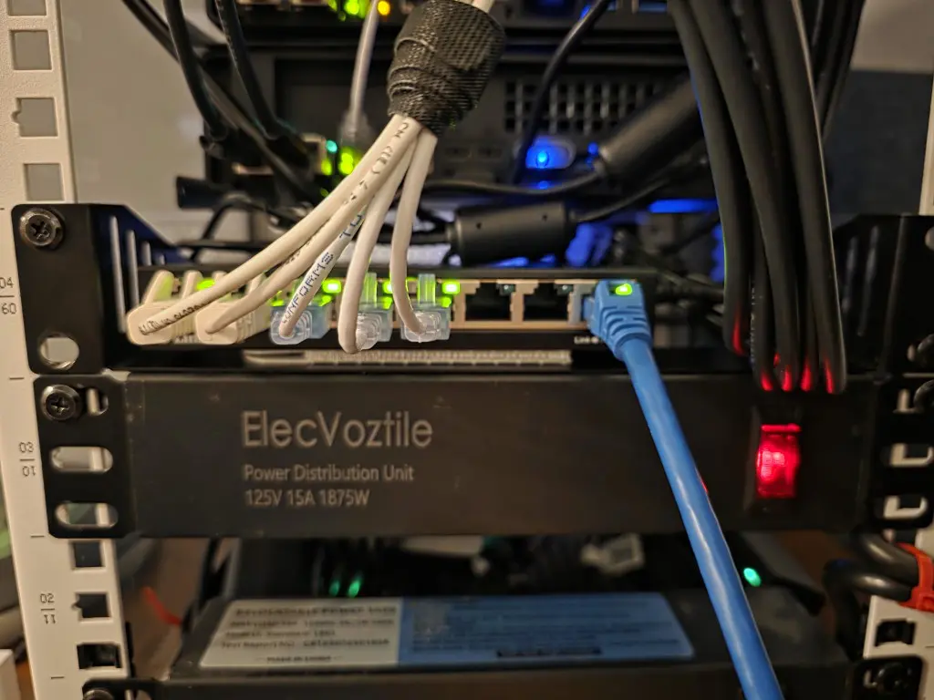 Dumb switch mounted in the 10 inch rack for the vpro connections