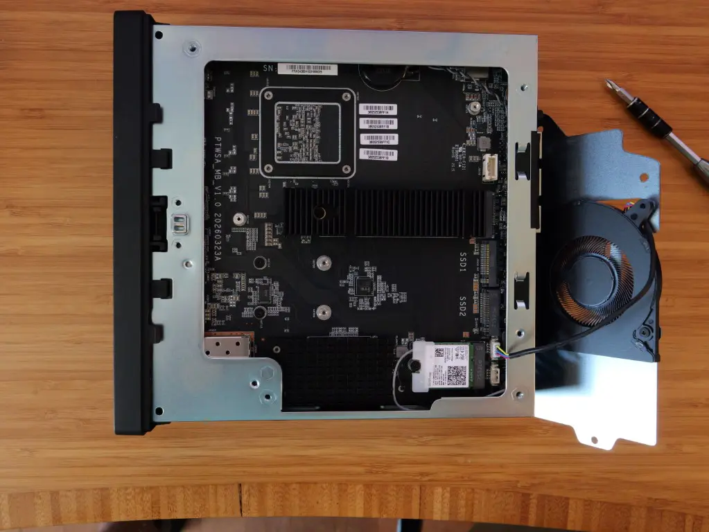 Viewing the nvme m.2 slots of the minisforum ms 03