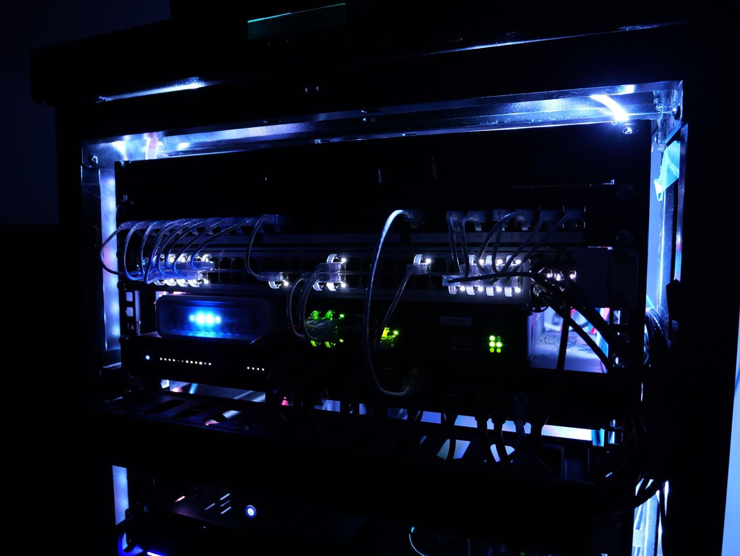 Dark mode front of the server rack with a view of the unifi 48 port switch