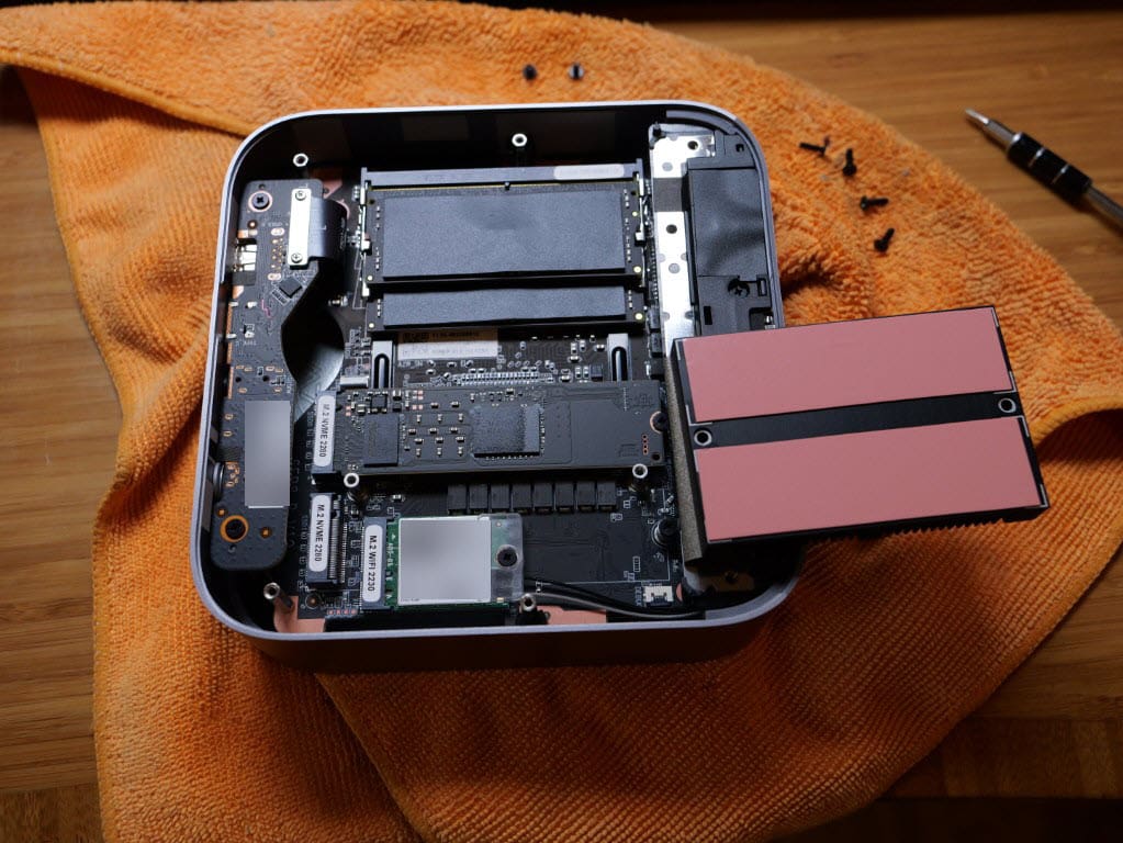 Removing the heatsink over the nvme m.2 slots