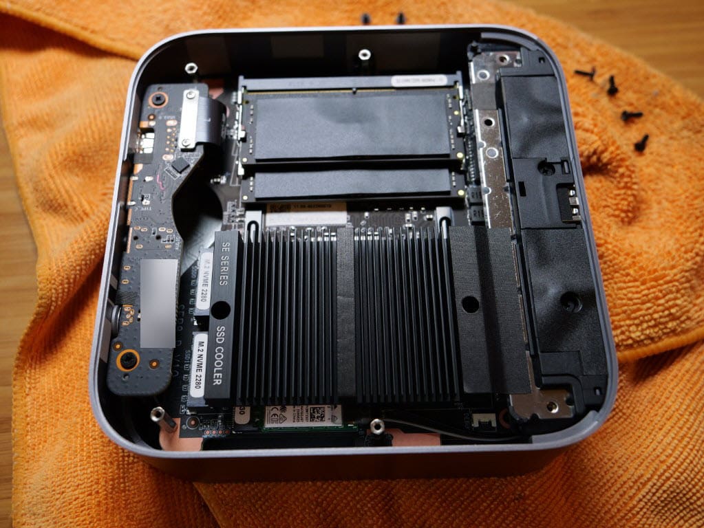Viewing the internal components including the ram and heatsink